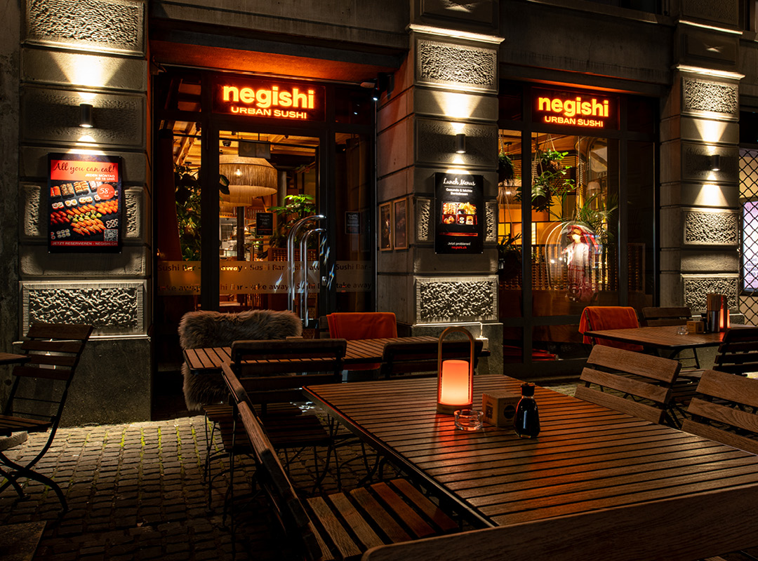Negishi Zürich Niederdorf, sonnige Terrasse mit Aussensitzplätzen mitten in der Altstadt in Zürich