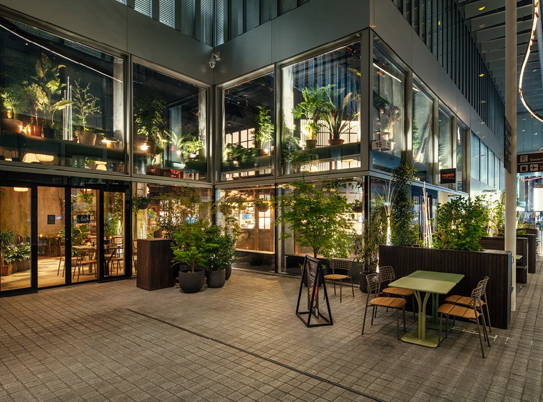 Negishi Zürich Flughafen The Circle, schattig überdachte Terrasse direkt am Flughafen Zürich die zum verweilen einlädt