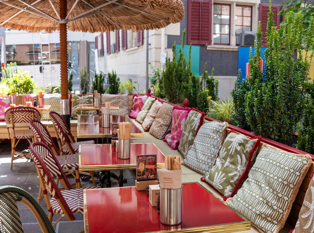 Negishi Zürich Stadelhofen, lauschige Terrasse direkt am Bahnhof Stadelhofen mit grosszügigen Schirmen für ausreichend Schatten an heissen Sommertagen.